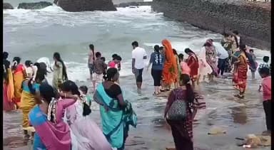 மயிலாடுதுறை: ஓசோன் காற்று அதிகம் வீசும் தரங்கம்பாடி கடற்கரையில் தொடர் விடுமுறை ஒட்டி குவிந்த சுற்றுலா வாசிகள்