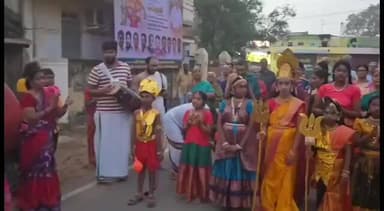 மயிலாடுதுறை: வள்ளலார் கோவிலில் இருந்து மார்கழி மாத வீதி பஜனை நிகழ்ச்சியில், திருப்பாவை திருவெம்பாவை பாடியபடி கும்மி அடித்து, பரதநாட்டியம் ஆடியபடி ஊர்வலமாக சென்றனர்