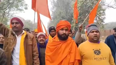 रुधौली: न्याय की मांग को लेकर पैड़ा वाले बाबा की पदयात्रा, गोरखपुर के लिए रवाना