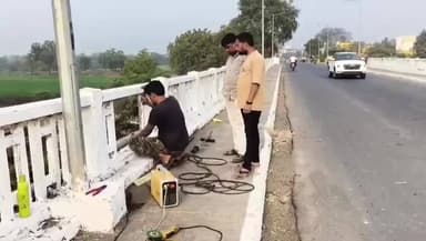 ठीकरी: पीडब्ल्यूडी विभाग ने ठीकरी की बोराड़ नदी के पुल पर टूटी रेलिंग की मरम्मत शुरू करवाई