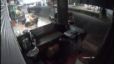 തൊടുപുഴ: തൊടുപുഴ പെരുമ്പിള്ളിച്ചിറയിൽ റോഡ് കുറുകെ കടക്കുകയായിരുന്ന വയോധികൻ ബൈക്ക് ഇടിച്ച് മരിച്ചു, സിസിടിവി ദൃശ്യം പുറത്ത്