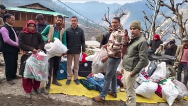 मोरी: जिला प्रशासन ने मोरी के सट्टा गांव के अग्निकांड प्रभावित परिवारों को जरूरत के अनुसार राहत सामग्री वितरित की