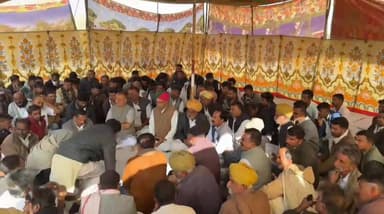 सोलर कंपनी में कार्यरत #सवाई सिंह आकोड़ा की ह**त्या के बाद धरना स्थल पहूंचे स्वरूप सिंह खारा।