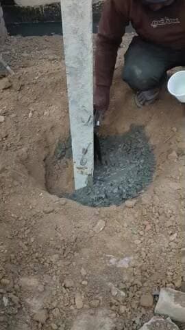 SDM आवास के पास बिजली के लट्ठे लगाए जा रहे थे उनमें नीचे मिट्टी भरकर दिखाने के लिए सिर्फ कंक्रीट का मसाला बहुत कम डाला