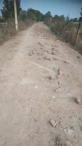 कस्बा वैर के पावर हाउस के पीछे लालचंद के बांध पर अवैध खनन भूमाफियाओं द्वारा रास्ते में किया पत्थरों का बिखराव