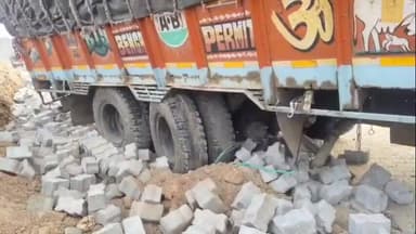 আরামবাগ: মুথাডাঙ্গা এলাকায় লরির সাথে সাইকেলের সংঘর্ষে গুরুতর জখম ইমাম সাহেব