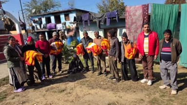 पाटी: रेड क्रॉस सोसाइटी चंपावत ने कर्ण करायत और थुआ महारा में जरूरतमंद परिवारों को आवश्यक राहत सामग्री दी