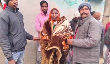 कलियासोल: कलियासोल पंचायत के मुखिया राजीव मंडल ने गरीबों को कंबल बांटे, लोगों के चेहरे खिले