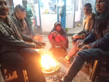 चानन: शीतलहर को देखते हुए चानन आंचल प्रशासन द्वारा 10 स्थानों पर अलाव जलाया जा रहा है