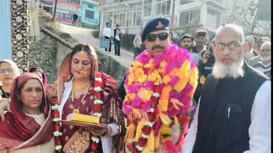 सरकाघाट: सरकाघाट में 28 साल की देशसेवा कर घर लौटे रफीक का वार्ड कलस में ढोल-नगाड़ों के साथ भव्य स्वागत हुआ