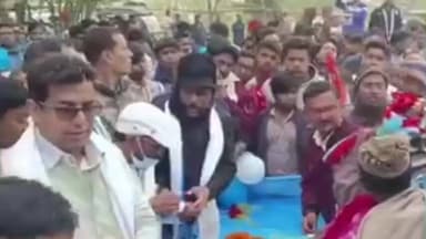 ডোমকল: ডোমকল ১ ও ৫ নম্বর ওয়ার্ডে বিধায়ক সৌমিক হোসেনের উদ্যোগে ১ হাজার অসহায় মানুষ কে শীতবস্ত্র বিতরণ