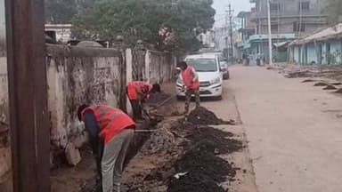 जैतहरी: नगर परिषद जैतहरी ने अहिंसा चौक से पैरामाउंट स्कूल रोड तक नालियों की सफाई और कीटनाशक का छिड़काव किया