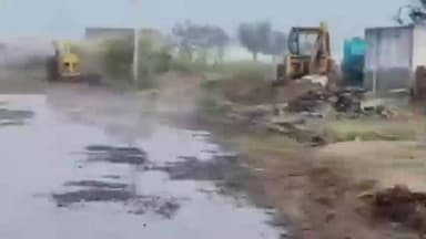 मलसीसर: मंडावा में रामगढ़ रोड पर पानी निकासी नाला व सीवरेज चैंबर ओवरफ्लो, राहगीरों का निकलना हुआ दूभर