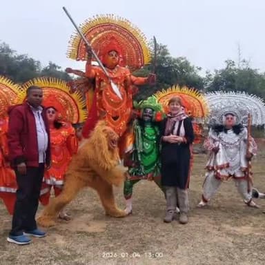 ईचागढ़: फ्रांस के पर्यटक पहुंचे चोगा गांव, मानभूम छऊ कला और शिकारी नृत्य को जानने की कोशिश की