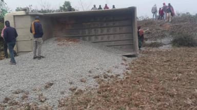 सतगावां: बरियारपुर मोड़ के पास गिट्टी लदा हाइवा पलटा, चालक फरार