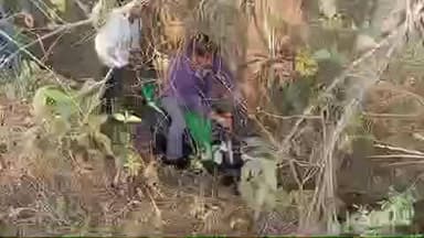 कामडारा: पोकला रेलवे स्टेशन रोड पर गड्ढे में बाइक सहित गिरा युवक, राहगीरों ने बाहर निकाला