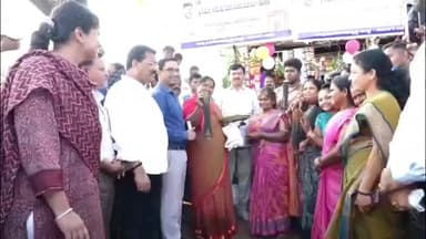 వాజేడు: బొంగులో తయారుచేసిన చికెన్ తిన్న మంత్రులు పొంగులేటి మరియు సీతక్క