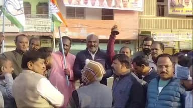 बेगमगंज: बेगमगंज में कांग्रेसियों ने भाजपा कार्यालय के सामने घंटा बजाकर कैलाश विजयवर्गीय से इस्तीफे की मांग की