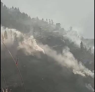 नेरवा: माटल पंचायत में प्रशासनिक आदेशों की खुलेआम अनदेखी, शरारती तत्वों ने लगाई आग, पूरा क्षेत्र धुएं में डूबा