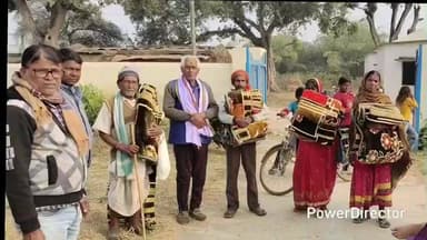 सोनारायठाढ़ी: लखोरिया में मुखिया रामकिशोर प्रसाद देव की देखरेख में ठंड से बचाव के लिए लाभुकों को मुफ्त कंबल वितरण