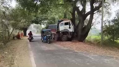 परवलपुर के बदौनी गांव के समीप NH 33 पर इमली के पेड़ से टकराई हाईवा, गंभीर रूप से घायल हुआ चालक।