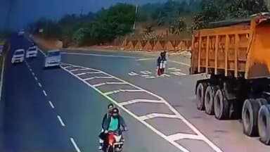 उमरेड: नागपूर उमरेड राष्ट्रीय महामार्गावर विद्यार्थिनी समोर स्टंटबाजी पडली महागात,अपघाताचा थरारक व्हिडिओ सोशल मीडियावर व्हायरल