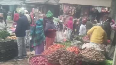 शाहकुंड: शाहकुंड बाजार में सब्जी और फल की दुकानें अंदर लगने से जाम की समस्या से मिली निजात