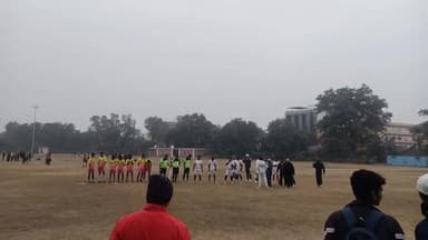 स्वर्गीय जग नारायण सिंह स्मृति फुटबॉल टूर्नामेंट का भव्य आयोजन आरा रमना मैदान में आठ टीमों ने भाग लिया. जिसमें फाइनल मैच