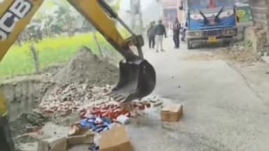 कांटी: पानापुर करियात थाना परिसर में ज़ब्त देसी और विदेशी शराब की गई नष्ट, कई अधिकारी रहे मौजूद