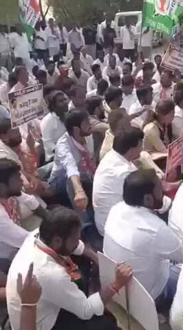 గజ్వేల్: గజ్వేల్ నియోజకవర్గ పరిధిలో గల ఎర్రవల్లి లోని మాజీ సీఎం కేసీఆర్ ఫామ్ హౌస్ వద్ద ధర్నా నిర్వహించిన కాంగ్రెస్ నాయకులు