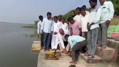 దుబ్బాక: భూంపల్లి గ్రామ చెరువు వద్ద పంట పొలాలకు సాగునీటిని విడుదల చేసిన రాష్ట్ర ఎస్సీ,ఎస్టీ కమిషన్ చైర్మన్ బక్కి వెంకటయ్య