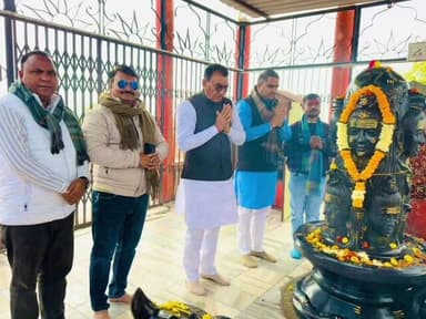 सुठालिया: राज्य मंत्री नारायण सिंह पवार ने घूरेल पहाड़ी पर विराजमान पशुपतिनाथ महादेव का दर्शन और जलाभिषेक किया
