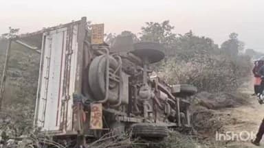 ଜୁଜୁମୁରା: ଭୀମଖୋଜ ଠାରେ ଭାରସାମ୍ୟ ହରାଇ ଓଲଟିଲା ପିକଅପ ଭ୍ୟାନ