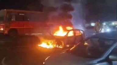 आंबेगाव: मंचर येथील नंदी चौकात चालती BMW पेटली; क्षणात गाडी जळून खाक, सुदैवाने चालक बचावला