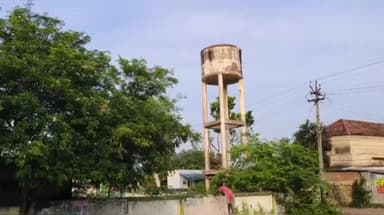 திருவாடனை: அரசு மருத்துவமனையில் ஆபத்தான நிலையில் இருந்த பழமையான மேல்நிலை நீர் தேக்க தொட்டி இடித்து அகற்றம்