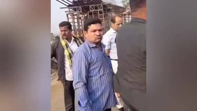 ଗୋପାଳପୁର: ଲୋଚାପଡ଼ା ସ୍ଥିତ ପାଣିମନ୍ଦିର ନିକଟରେ ଦୁର୍ଘଟଣାରେ ଆହତଙ୍କୁ ହସ୍ପିଟାଲ ପହଞ୍ଚାଇଲେ ବ୍ରହ୍ମପୁର ସାଂସଦ