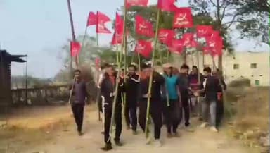 बगोदर: बगोदर के खम्भरा में शहादत दिवस पर महेंद्र सिंह के पैतृक गांव में लाल झंडे से सजे रास्ते