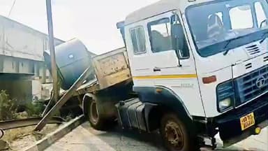 धालभूमगढ़: एनएच 18 पर रेलवे ओवरब्रिज के पास ट्रेलर दुर्घटनाग्रस्त