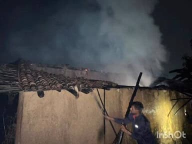कोरची: कोचीनारा येथे रात्री घराला आग लागल्याने घरातील साहित्यासह कागदपत्रे जळाली,७५ हजाराचे नूकसान