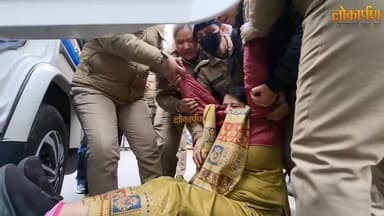 अंकिता हत्याकांड: सरकार के खिलाफ सड़क पर महिला कांग्रेस, बैरिकेडिंग पर चढ़ीं प्रदेश अध्यक्ष ज्योति रौतेला
#lokaarpan #...