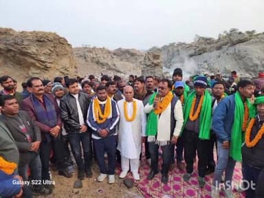 नावाडीह: नावाडीह के मुखिया प्रदीप वर्मा एवं जेएलकेएम नेता देवानंद महतो झामुमो में शामिल