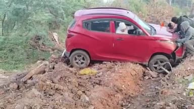 શિનોર: માલપુર પ્રાથમિક શાળા નજીક તીખા વળાંકે કાર રોડ પરથી નીચે ઉતરી, ચાલકનો આબાદ બચાવ