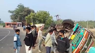 શિનોર: છાણભોઈ બસ સ્ટેન્ડ નજીક તીખા વળાંકે રોલ ભરેલી આઇશર ગાડી પલટી, રેલીંગ તૂટી—ચાલકનો આબાદ બચાવ