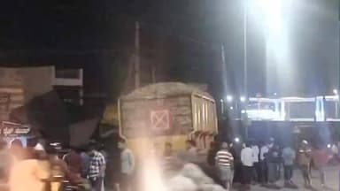 ಬೈಲಹೊಂಗಲ: ನಗರದಲ್ಲಿ ಚಾಲಕನ ನಿಯಂತ್ರಣ ತಪ್ಪಿ ರಸ್ತೆ ಬದಿಯಲ್ಲಿರುವ ಅಂಗಡಿಗೆ ನುಗ್ಗಿದ್ದ ಕಬ್ಬು ತುಂಬಿದ ಟ್ರ್ಯಾಕ್ಟರ್