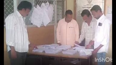 భద్రాచలం: పాల్వంచ కార్పొరేషన్ కార్యాలయంలో ఓట్ల జాబితాను అందుబాటులో ఉంచిన కమిషనర్ సుజాత