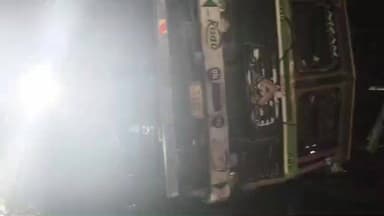 राहुरी: नगर-मनमाड महामार्गावर शिंगणापूर फाटा येथे मालवाहतूक ट्रक पलटी,वाहतूक ठप्प