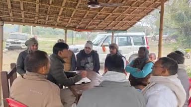 पंचदेवरी: पंचदेवरी पिकेट परिसर में कटेया थानाध्यक्ष ओमप्रकाश चौहान ने जनप्रतिनिधियों के साथ की बैठक