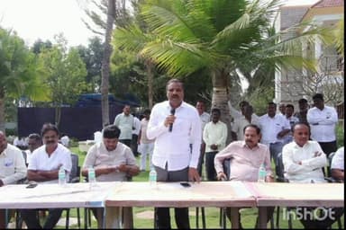 ಗೌರಿಬಿದನೂರು: ನಗರದಲ್ಲಿ ಹಾಲು ಉತ್ಪಾದಕರ ಒಕ್ಕೂಟದ ನಿರ್ದೇಶಕರ ಚುನಾವಣೆಗೆ ಅಭ್ಯರ್ಥಿಗಳ ಆಯ್ಕೆಗಾಗಿ ಕೆ ಹೆಚ್ ಪುಟ್ಟಣ್ಣ ಸಭೆ