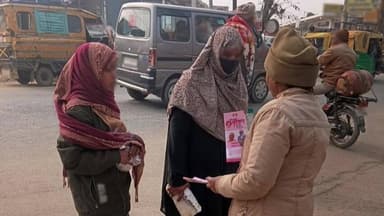 मिलक: महिला पुलिस विशेष अधिकारी ने मिलक क्षेत्र में साइबर अटैक से बचने के नियम महिलाओं को समझाए