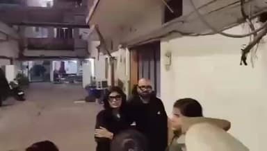 आलापुर: अंबेडकरनगर में वायरल वीडियो के बाद दूसरे दिन भी बहू और लोकगायिका नेहा सिंह राठौर की हिरासत की चर्चा जारी रही